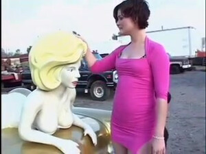 Карлик в маске поимел шлюху в розовом платье