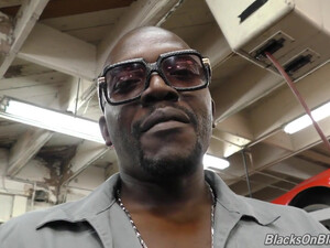 Симпатичную телеведущую негры залили спермой с головы до ног