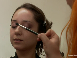 Похотливую даму за деньги жестко ебут в БДСМ-салоне
