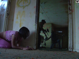 Русские парни трахают молодую телку в групповухе