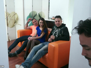 Жестко ебут в чулках стройную студентку втроем