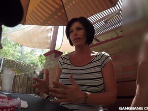 Грудастая милфа сосет хуи парням и реально тащится от ганг банга