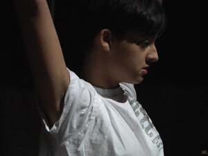 Связанная брюнетка сосет член хозяина в жестком порно