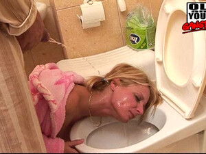 Блондинку обоссали старики и оттрахали в пизду