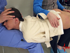 Связанную брюнетку ебут в жопу в подвешенном состоянии