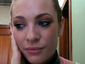 Анальная рабыня лижет яйца, пока ей разрабатывают анал железным дилдо