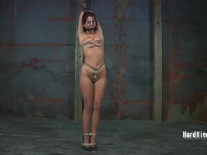 Lavender Rayne с кляпом во рту кайфует от БДСМ пыток