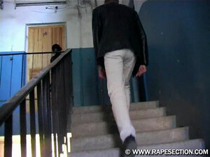 Незнакомец в жесткой форме заставил брюнетку трахаться на диване