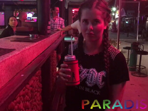 Жопастую Свету на курорте жестко ебут в рот и кормят спермой